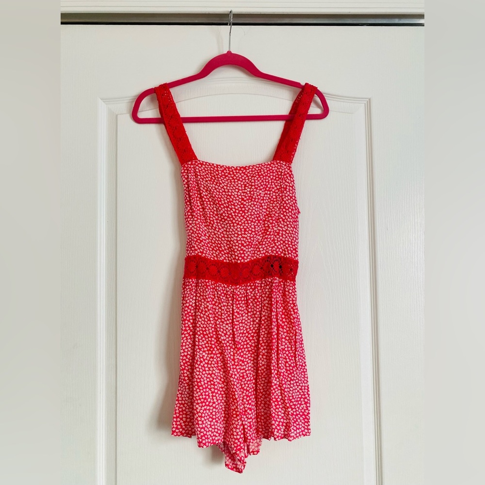 Hollister coral romper with embroidered waist band & straps size M new with tags